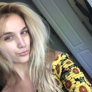 Meet your Posher, Hallie